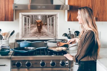 Панель кухонного фартуха, бризкозахисна панель, декор для кухні, алюмінієва панель, бризкозахисна панель для плити, альтернатива скляній панелі, чорна - з малюнком - суцільна - чорна - темна - (вид з вікна на шотландську високогірну худобу, 60x40 см)