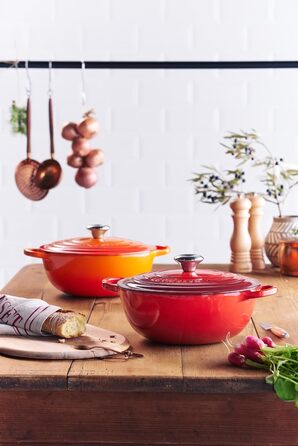 Чавунна каструля Le Creuset Signature, 26 см, 4,1 л, для всіх типів плит та індукції (Кишенево-червоний)