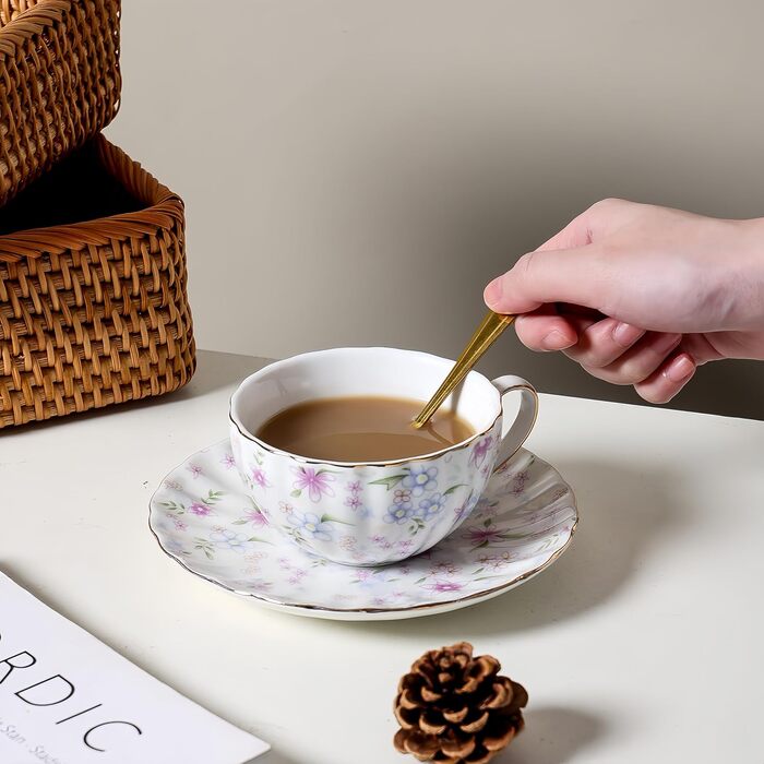 Чашка з блюдцем та вінтажним квітковим візерунком від Fanquare, чашка з кістяного фарфору для еспресо, капучино та кави, з блюдцем та ложкою, подарунок для вечірки (фіолетовий)