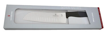 Кухонный нож Victorinox SwissClassic Santoku лезвие 17см рифленый. из черного. с ручкой в подарочной упаковке.