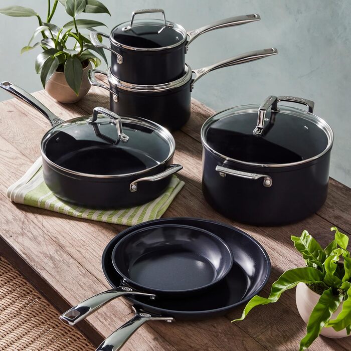 Керамічна сковорода з антипригарним покриттям 20 см LE CREUSET Essential