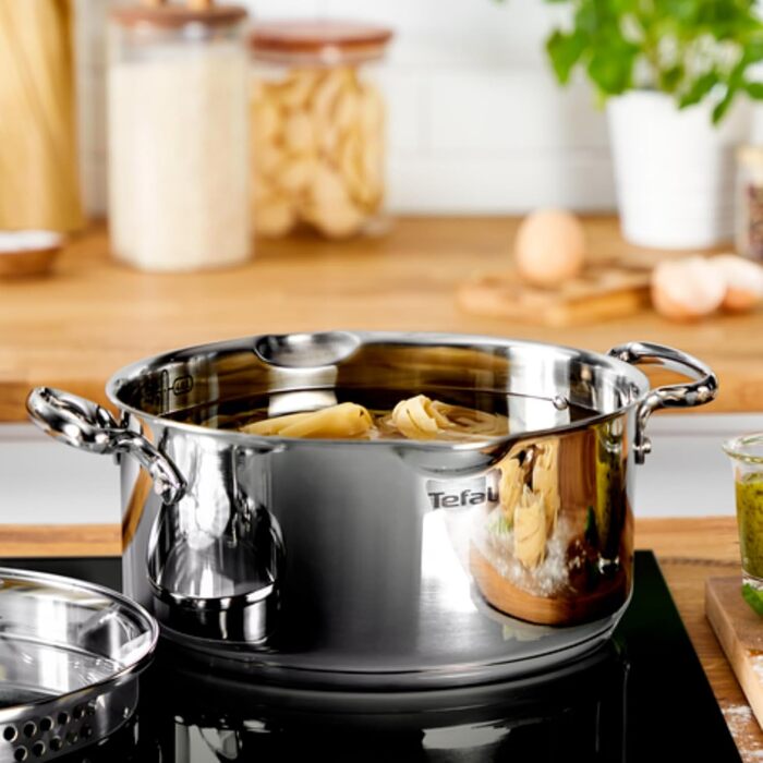 Каструля Tefal Duetto A70542 виготовлена з високоякісної нержавіючої сталі 18/10, з градуйованою кришкою, підходить для всіх типів плит, включаючи індукційні (24 см)